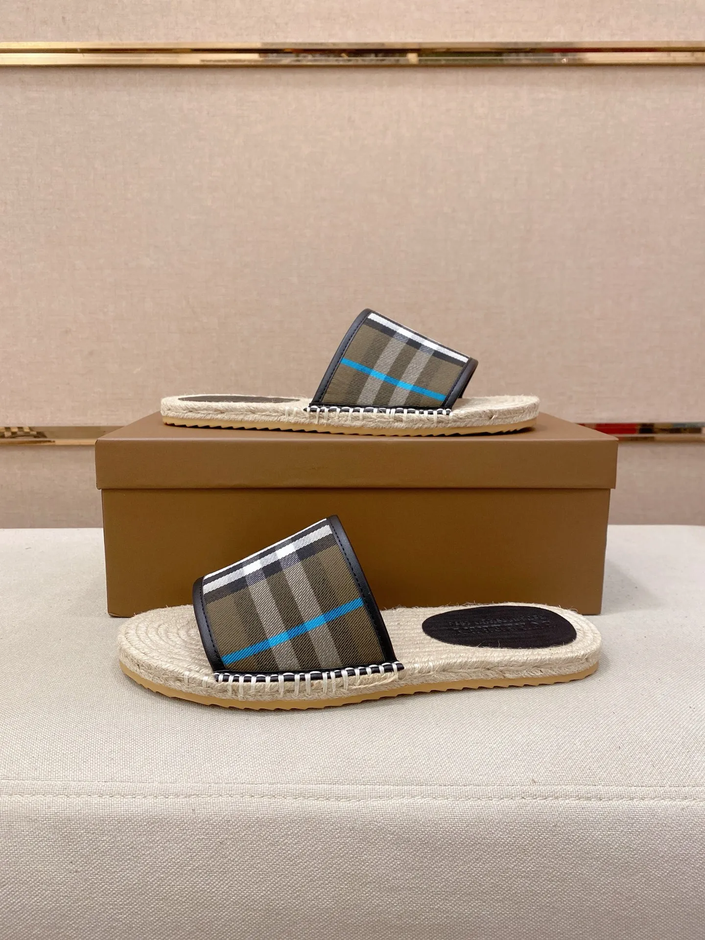 Factory price: 320💰 [Burberry slippers] High-end brand of men's shoes, official website 1:1 latest masterpiece: original mold customization, the fabric is made of imported original fabric, and the hemp rope upgraded outsole is lighter and non-slip. The market's top quality, simple yet tasteful, a must-have for fashionistas, fashionable at your feet, full of confidence, the same style at the counter 👍The season of summer slippers is here. Code: 38-44 Customized 45.46.47.